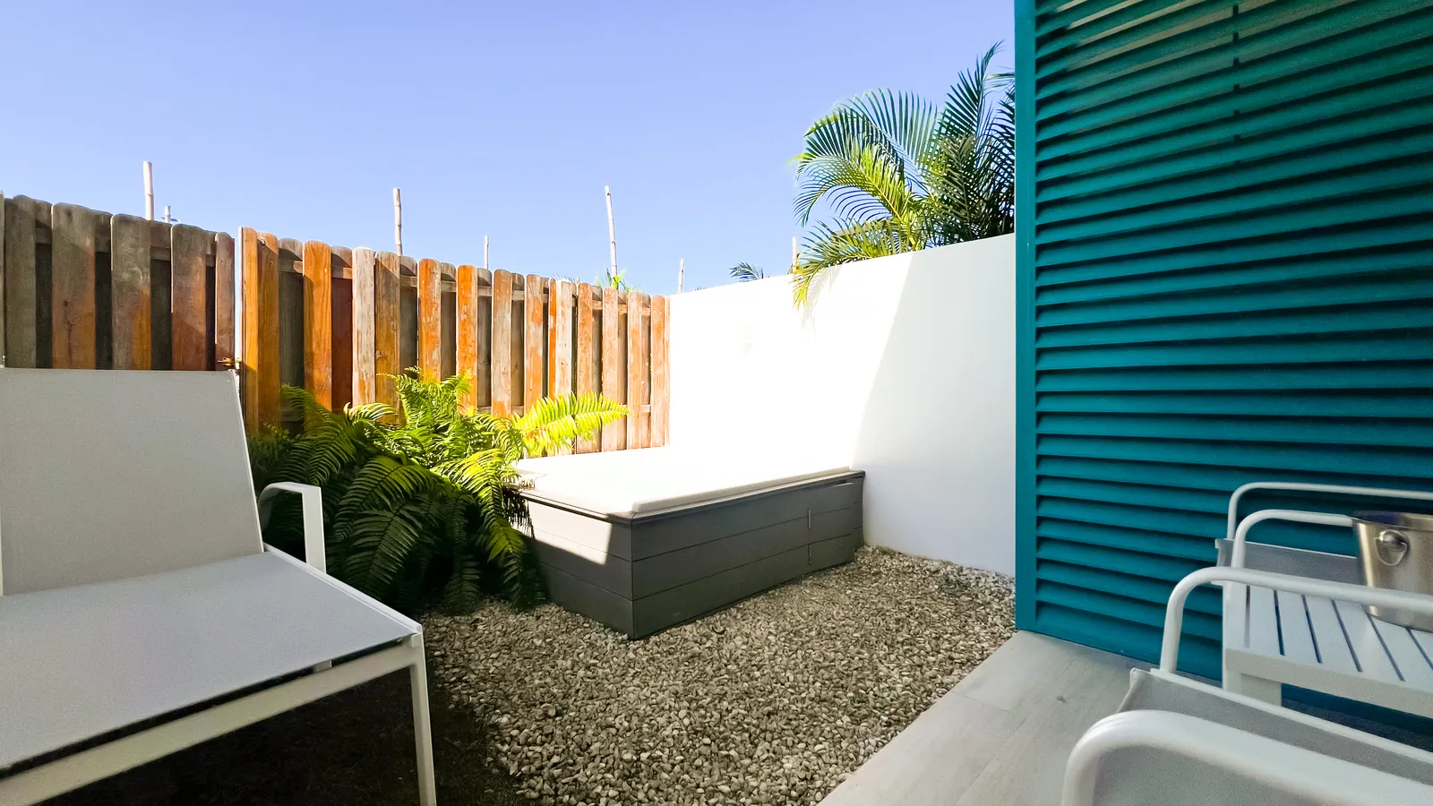 Jacuzzi y camastros en el patio del apartamento modelo de Cruise On Land Punta Cana