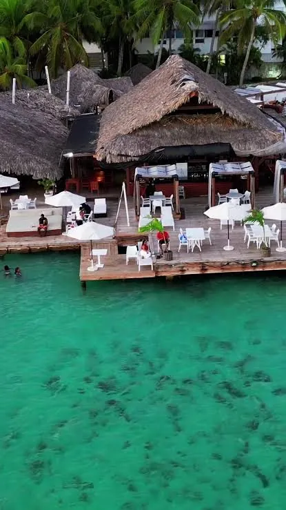 Vista aérea vertical del muelle del Pelícano sobre el agua turquesa de la laguna de Boca Chica