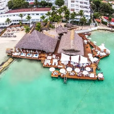 Vista aérea del muelle del Pelícano Beach Club con ranchos de guano sobre el agua de Boca Chica