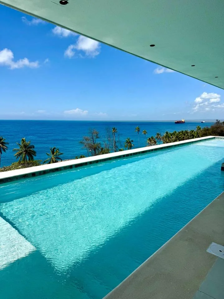 Piscina infinity con vista al mar Caribe en Civil Tower Oceance Avenida España