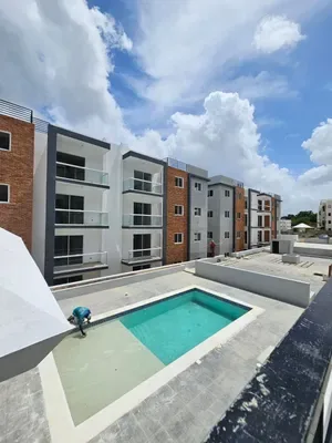 Piscina ya entregada entre los edificios de Parque de las Colinas II