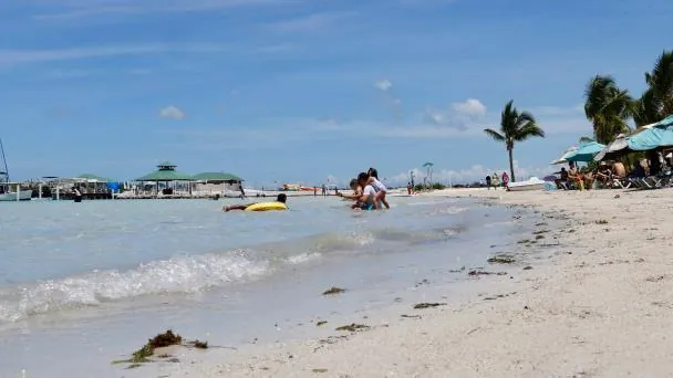 Bañistas en la playa de Boca Chica