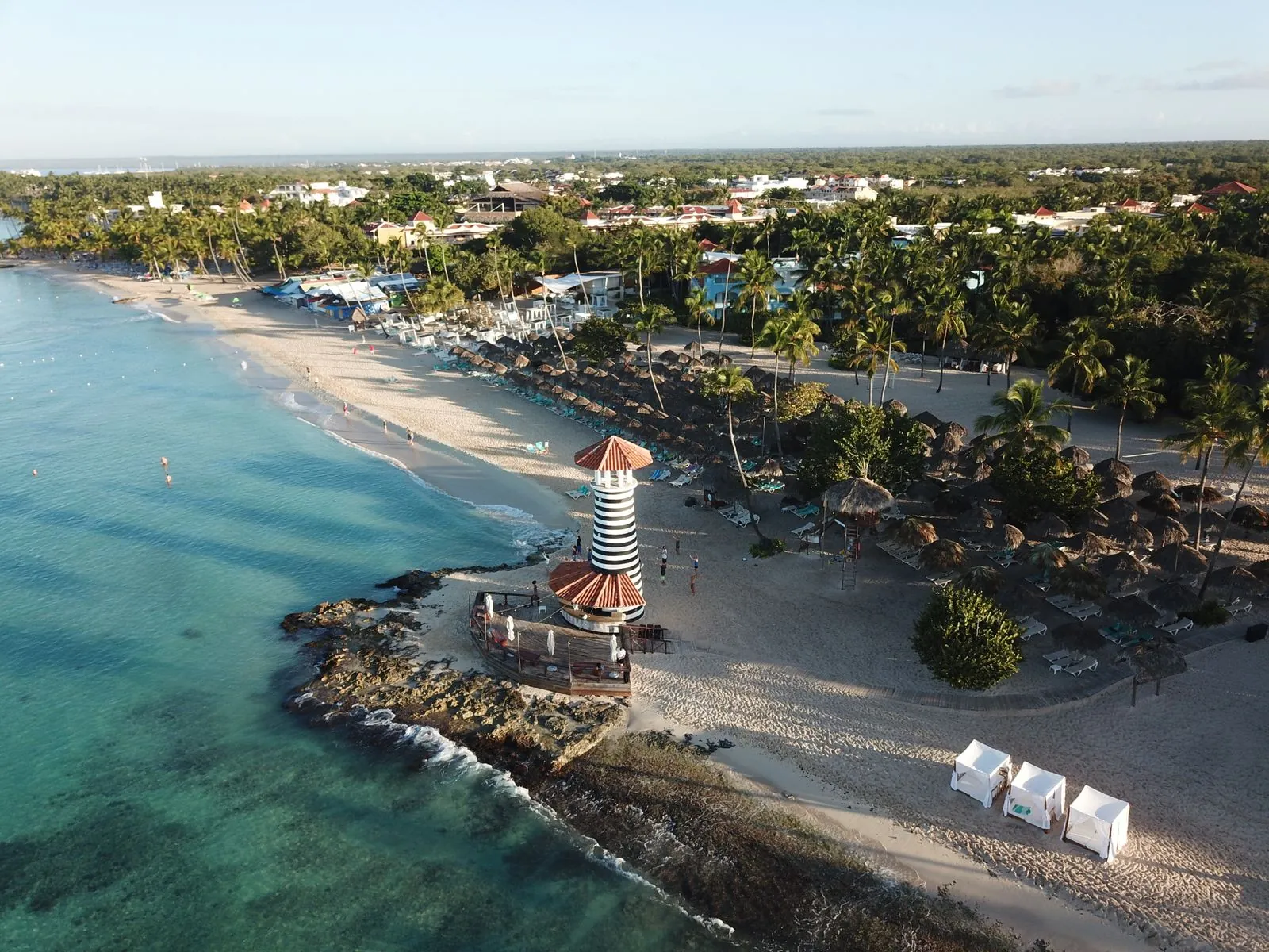Vista aérea de la playa Dominicus, con su faro y sus palmeras, cerca de La Romana, República Dominicana