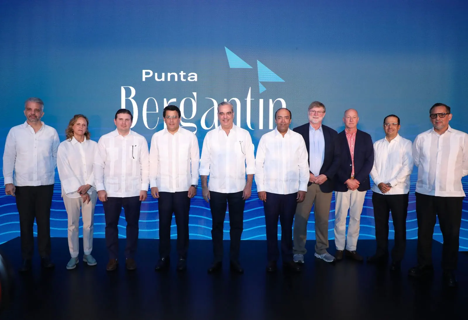 El presidente Luis Abinader con autoridades e inversionistas en la presentación de Punta Bergantín