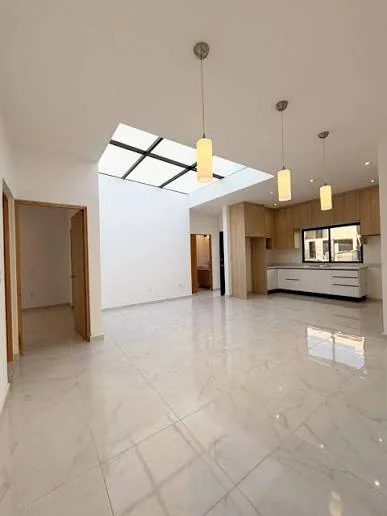 Sala amplia con tragaluz y cocina al fondo en un apartamento de Civil Tower Oceance