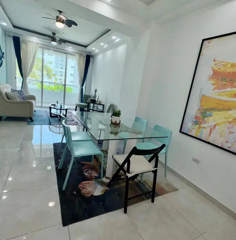 Sala y comedor con salida al balcón en un apartamento de Tepuy Juan Dolio