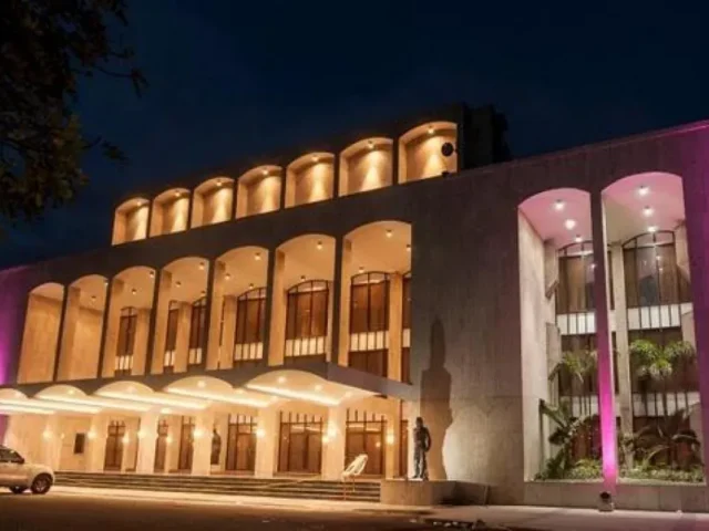 Teatro Nacional Eduardo Brito iluminado de noche en la Plaza de la Cultura, en Gazcue, Santo Domingo | El Teatro Nacional Eduardo Brito, iluminado de noche en la Plaza de la Cultura. Es una de las joyas culturales que hacen de Gazcue un barrio con vida propia.