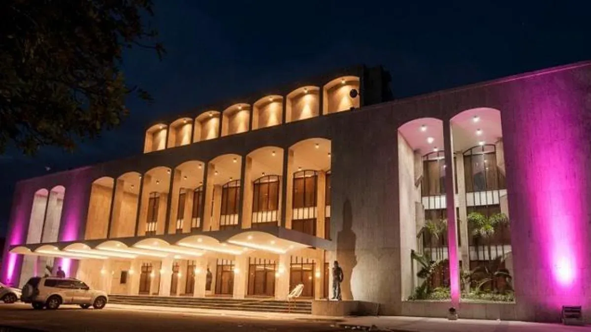 Teatro Nacional Eduardo Brito iluminado de noche en la Plaza de la Cultura, en Gazcue, Santo Domingo