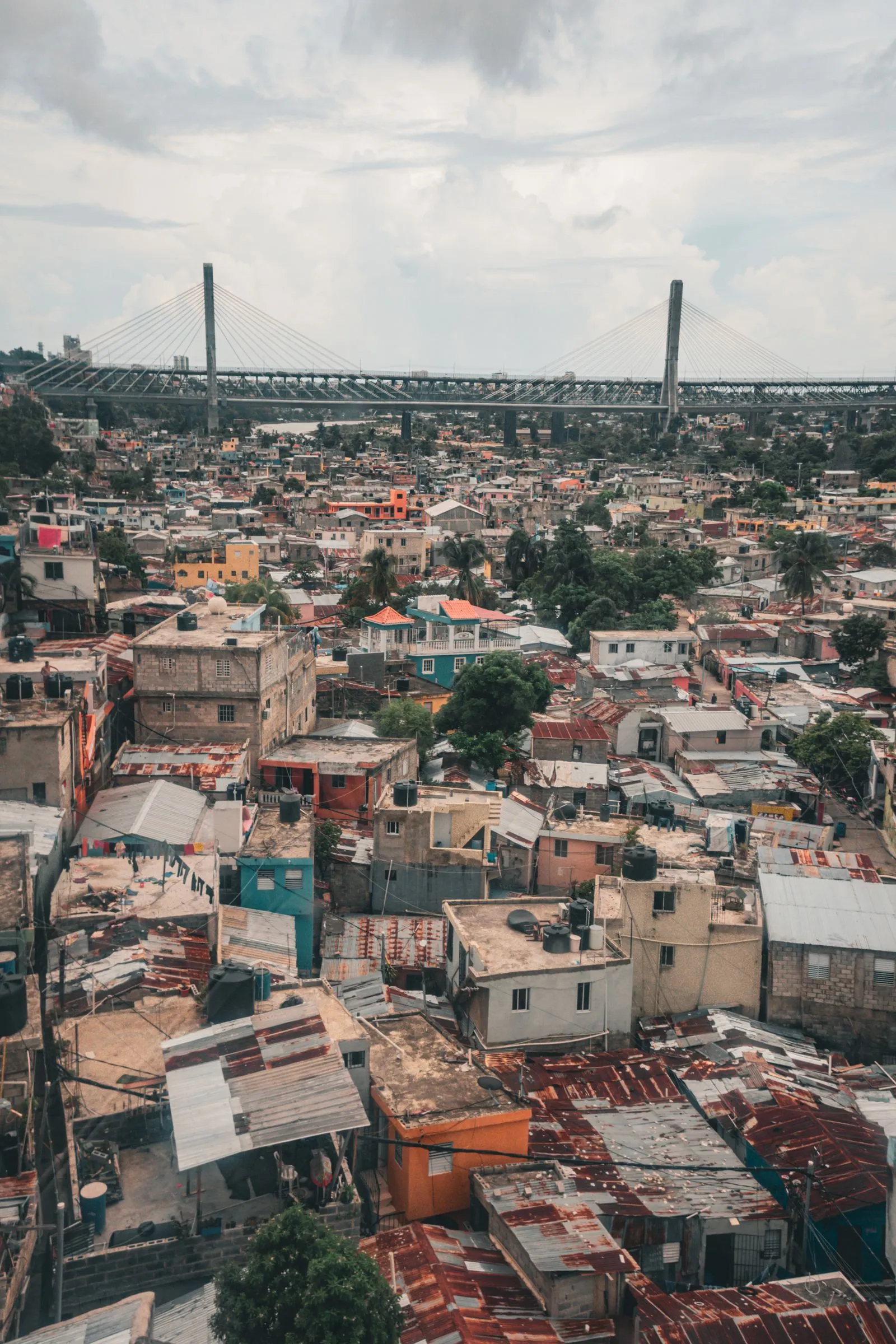 Vista desde el Teleférico de Santo Domingo sobre los barrios de la ribera del Ozama, con un puente al fondo