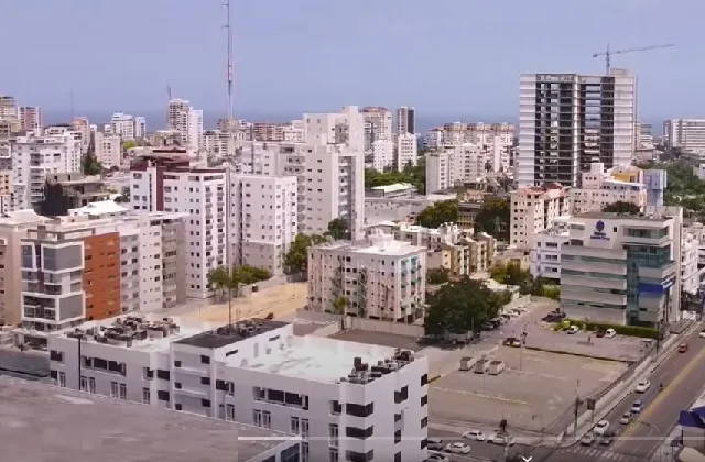 Vista aérea de las torres de apartamentos del Ensanche Naco, en Santo Domingo, con grúas de construcción al fondo