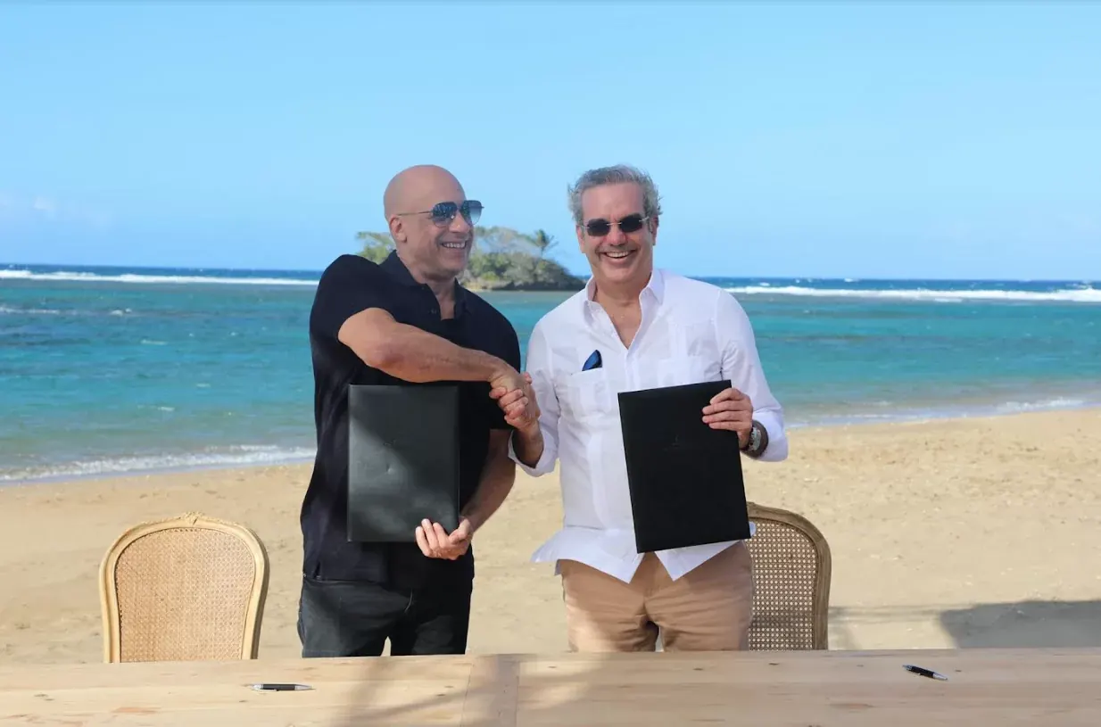 Vin Diesel y el presidente Luis Abinader se dan la mano en la playa de Punta Bergantín tras firmar un acuerdo