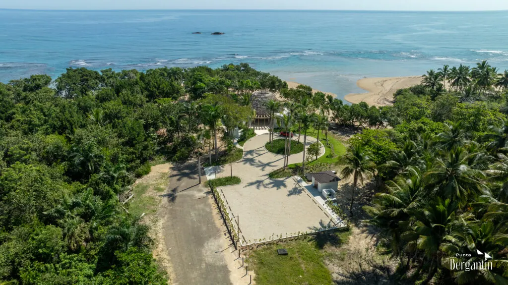 Vista aérea del litoral de Punta Bergantín con el océano Atlántico al fondo