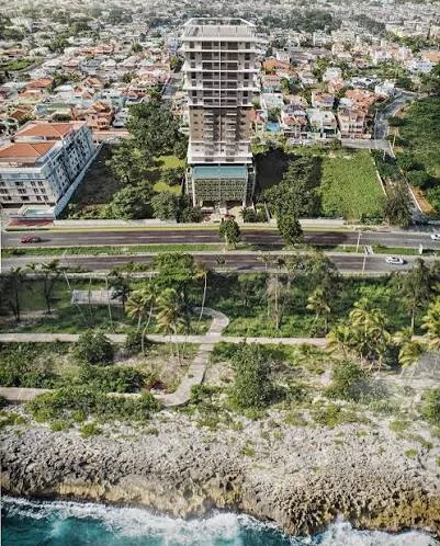 Vista aérea de Civil Tower Oceance frente al malecón de la Avenida España en Santo Domingo Este