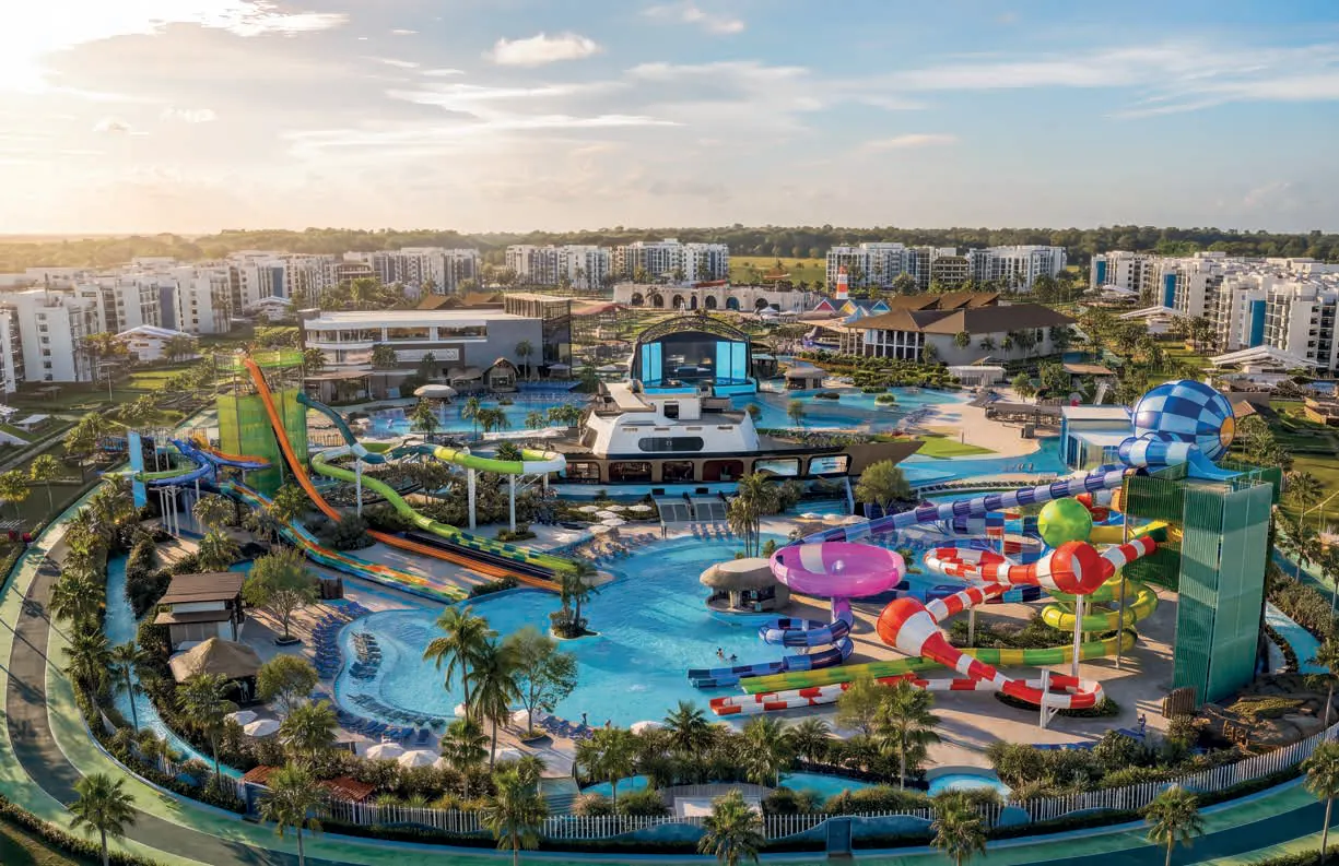 Vista aérea del parque temático de Cruise On Land Punta Cana con el parque acuático y los condohoteles al fondo