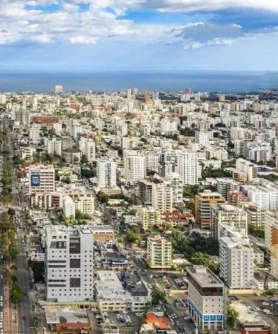 vista-aerea-torres-apartamentos-evaristo-morales-santo-domingo.webp | Vista aérea de las torres de apartamentos de Evaristo Morales, con el mar Caribe al fondo, en Santo Domingo | Evaristo Morales desde el aire: un sector que se ha llenado de torres de apartamentos, muchas de ellas pensadas para el alquiler, con el mar Caribe en el horizonte.