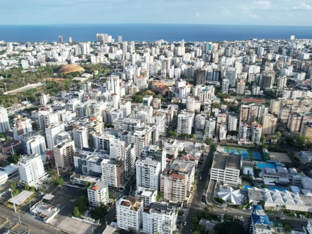 Infografía con los 13 restaurantes de la guía de la Zona Colonial agrupados por estilo: alta cocina, Plaza de España, patios y tapas, cocina dominicana y otros sabores